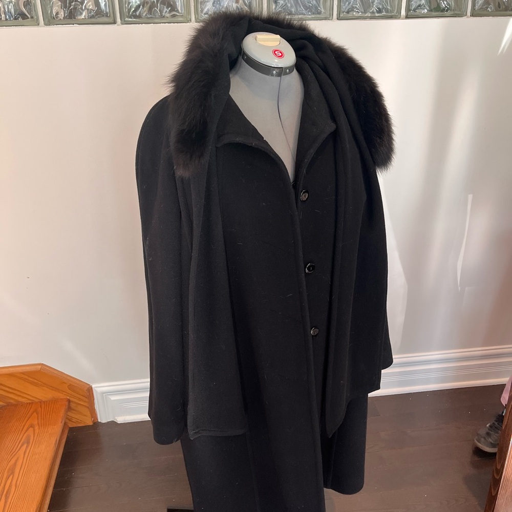 Chic Black Women's Cape with Fur Trim
